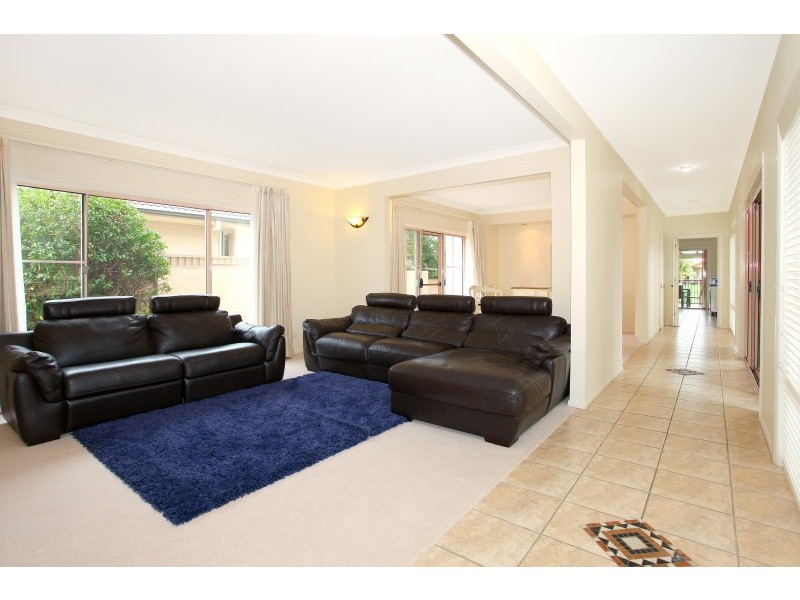 33 Bollard Circuit, Clear Island Waters QLD 4226