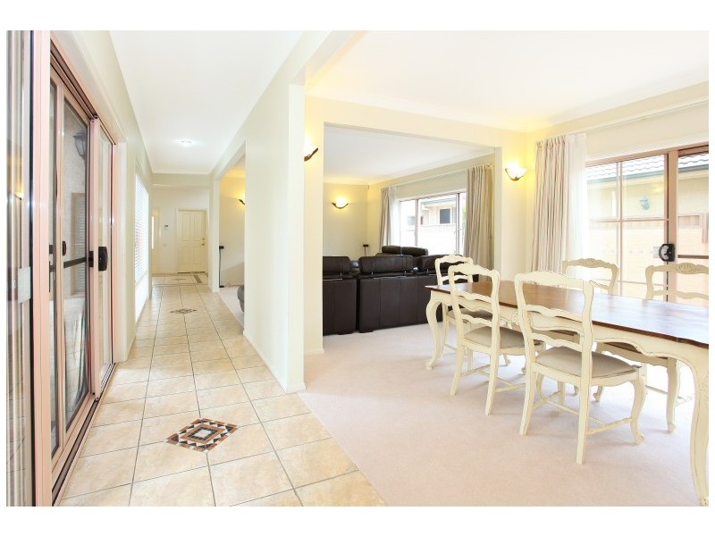 33 Bollard Circuit, Clear Island Waters QLD 4226