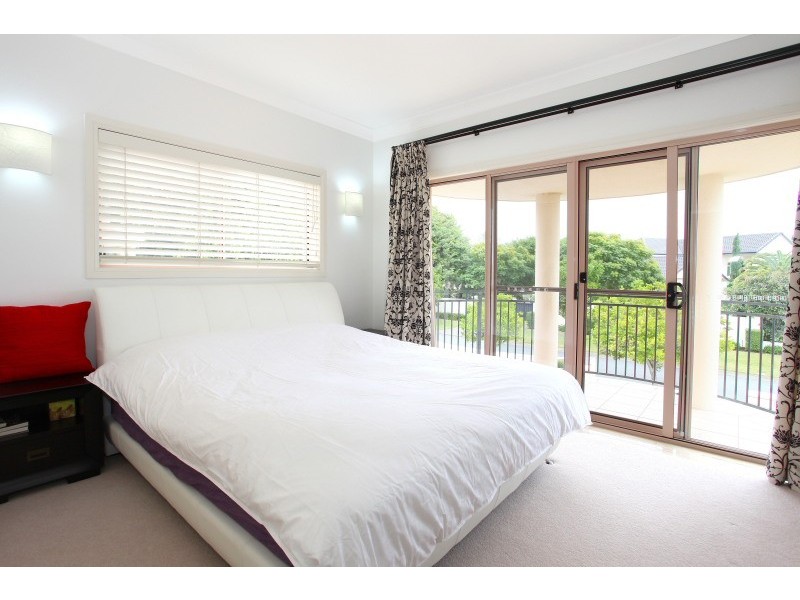 33 Bollard Circuit, Clear Island Waters QLD 4226