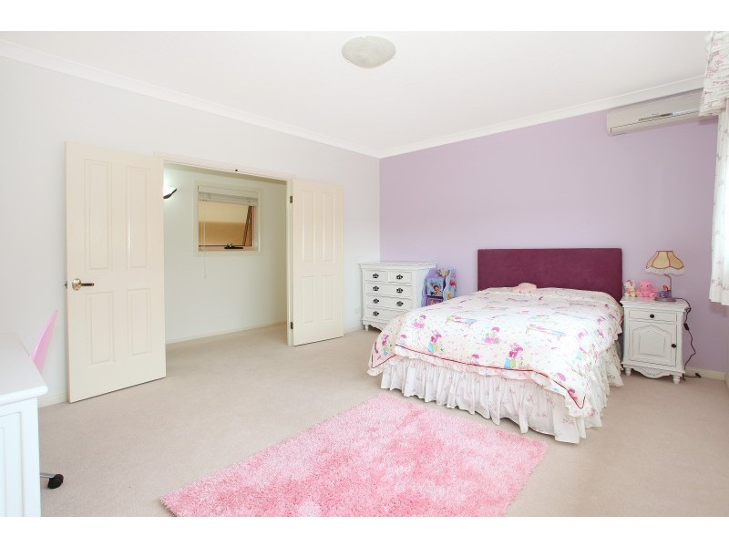 33 Bollard Circuit, Clear Island Waters QLD 4226