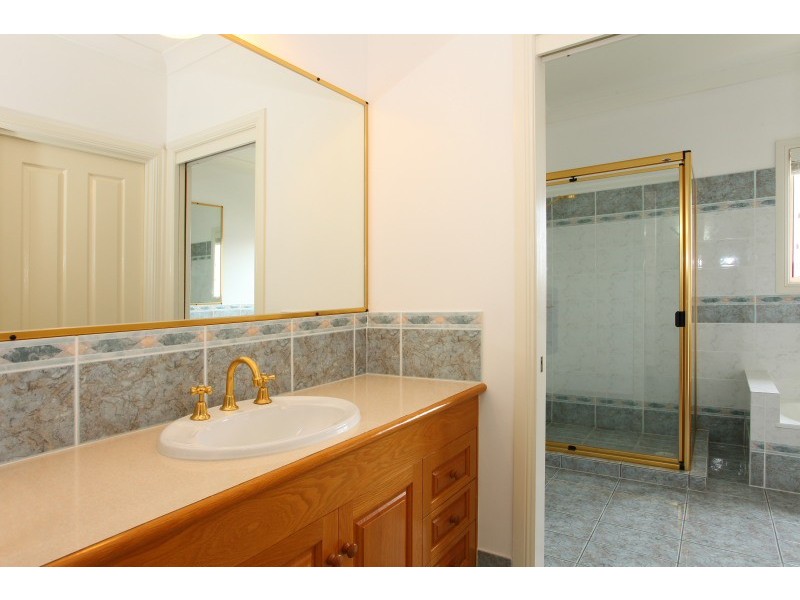 33 Bollard Circuit, Clear Island Waters QLD 4226