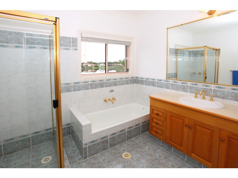 33 Bollard Circuit, Clear Island Waters QLD 4226