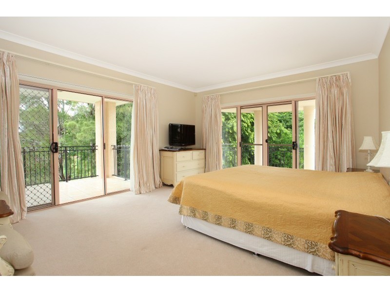 33 Bollard Circuit, Clear Island Waters QLD 4226