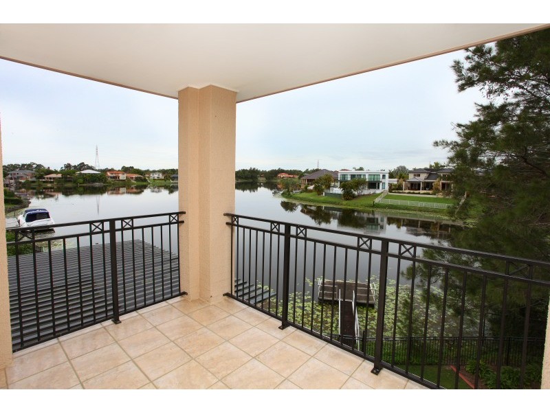 33 Bollard Circuit, Clear Island Waters QLD 4226