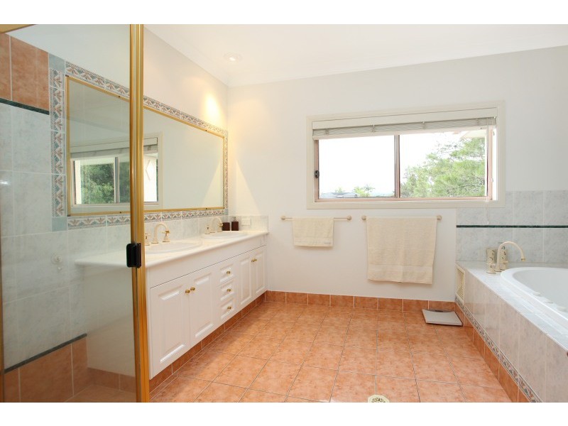 33 Bollard Circuit, Clear Island Waters QLD 4226