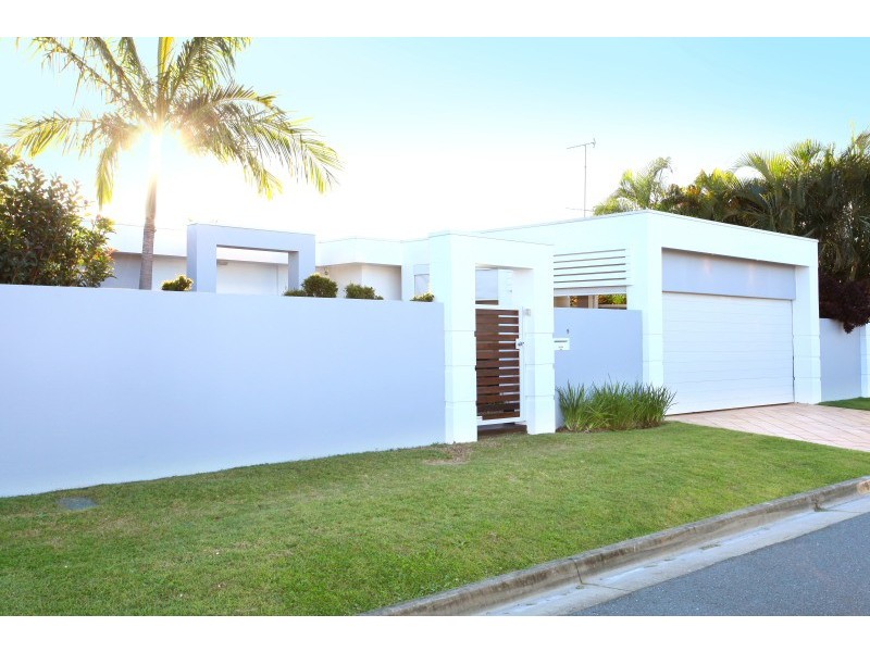 9 Andrea Avenue, Broadbeach Waters QLD 4218