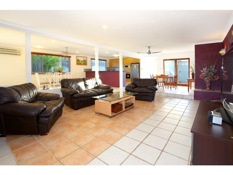 9 Andrea Avenue, Broadbeach Waters QLD 4218