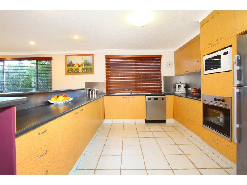 9 Andrea Avenue, Broadbeach Waters QLD 4218