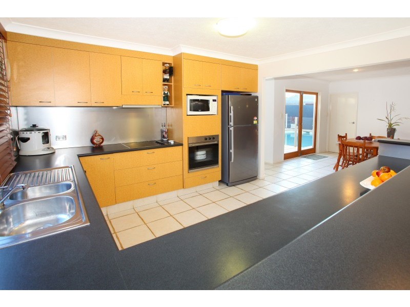 9 Andrea Avenue, Broadbeach Waters QLD 4218