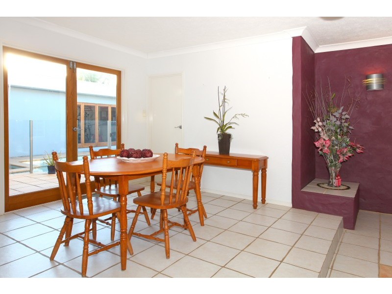 9 Andrea Avenue, Broadbeach Waters QLD 4218