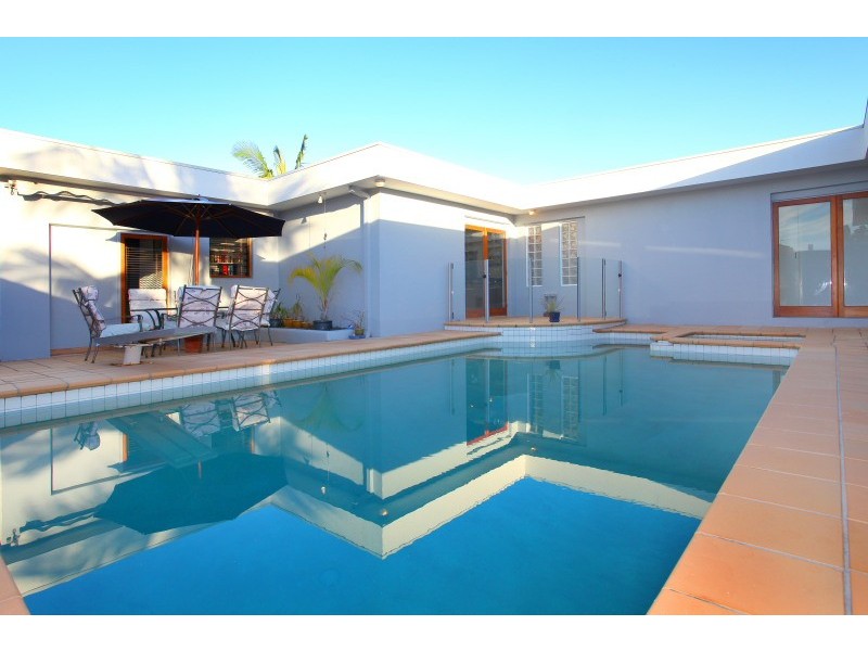 9 Andrea Avenue, Broadbeach Waters QLD 4218