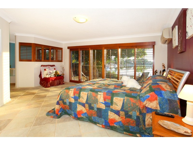 9 Andrea Avenue, Broadbeach Waters QLD 4218