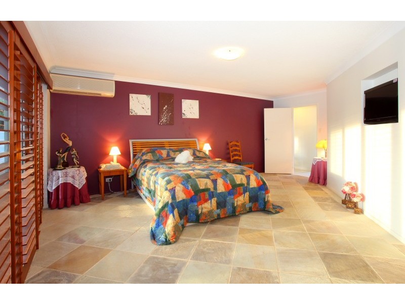 9 Andrea Avenue, Broadbeach Waters QLD 4218