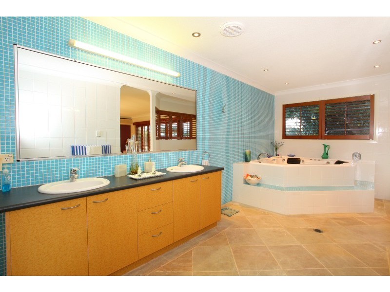 9 Andrea Avenue, Broadbeach Waters QLD 4218