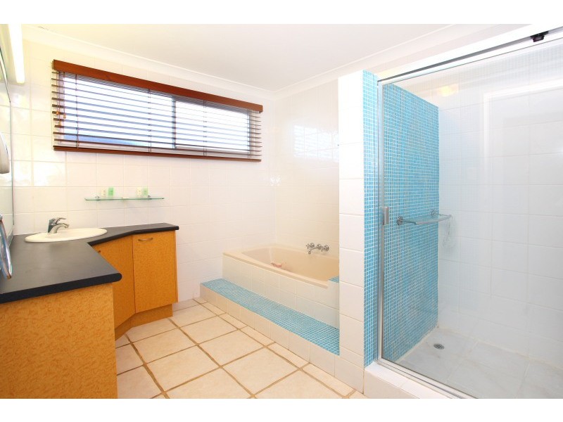 9 Andrea Avenue, Broadbeach Waters QLD 4218