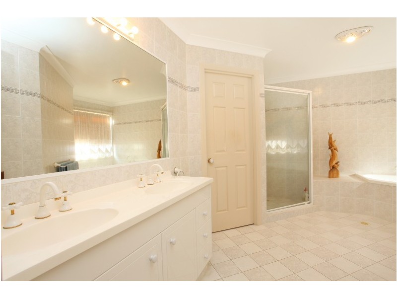 3 Clipper Boulevard, Clear Island Waters QLD 4226