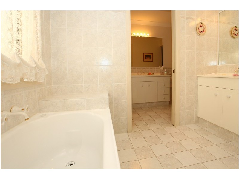 3 Clipper Boulevard, Clear Island Waters QLD 4226