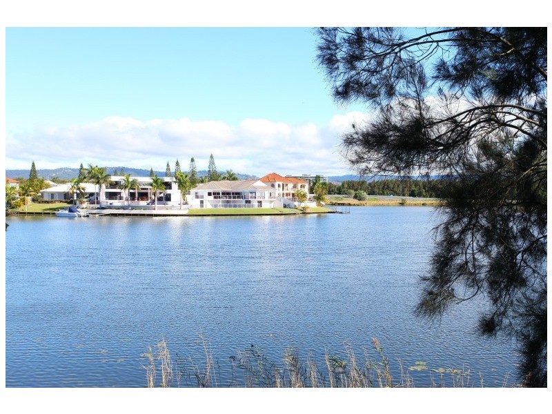 1 Greystone/125 Santa Cruz Boulevard, Clear Island Waters QLD 4226