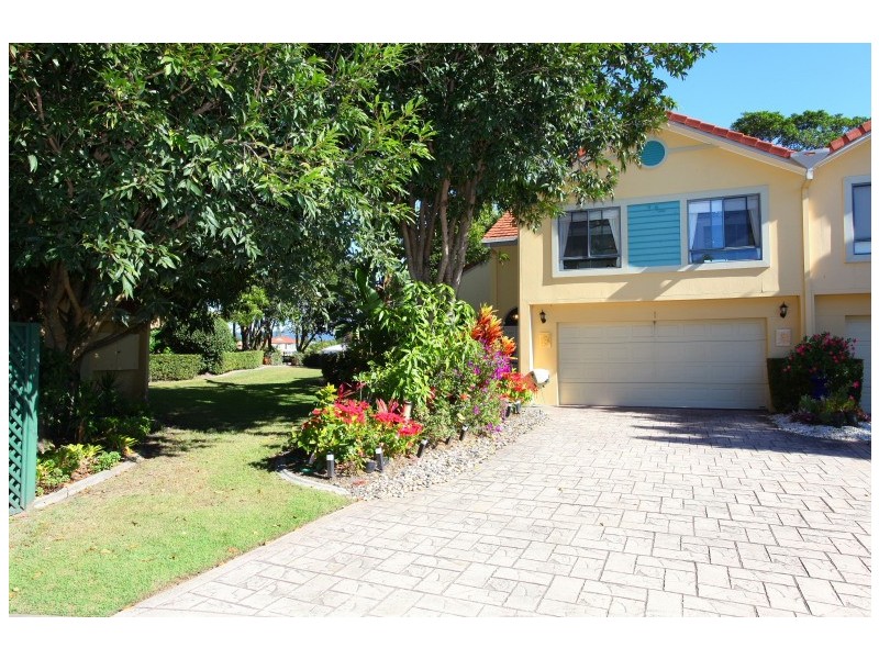 1 Greystone/125 Santa Cruz Boulevard, Clear Island Waters QLD 4226