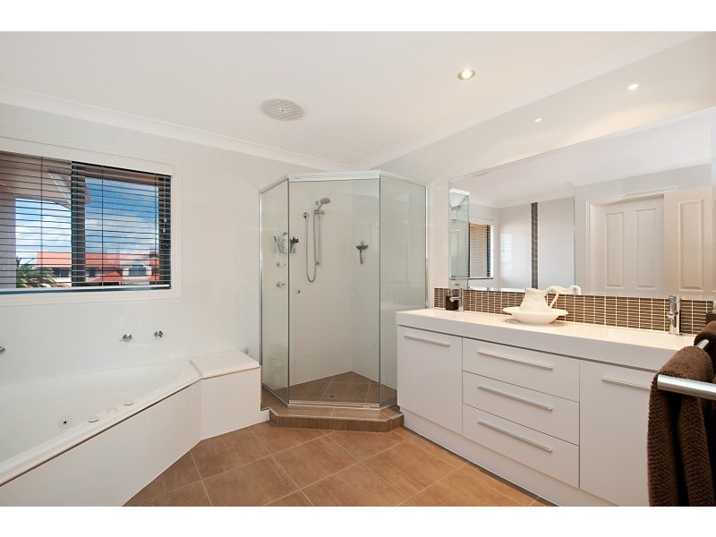 42 Bollard Circuit, Clear Island Waters QLD 4226