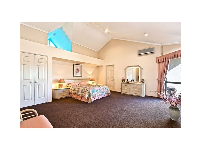 125 Santa Cruz Boulevard, Clear Island Waters QLD 4226