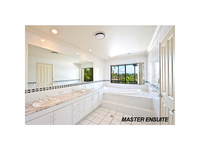 Villa 10/125 Santa Cruz Bvld, Clear Island Waters QLD 4226