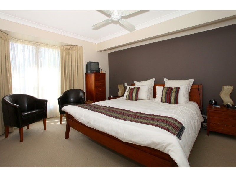 5 Curacao Place, Clear Island Waters QLD 4226