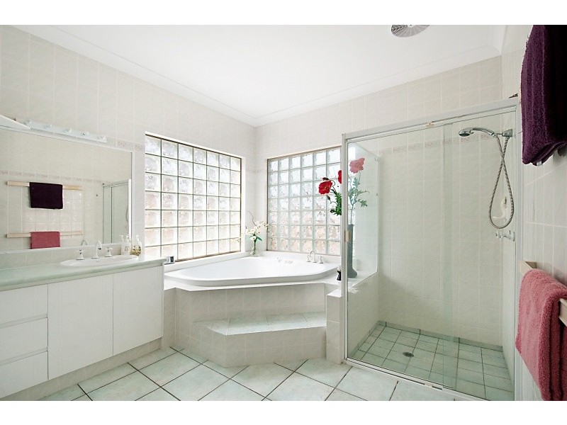 37 Clipper Boulevard, Clear Island Waters QLD 4226