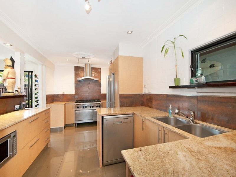 52 Alec Avenue, Mermaid Waters QLD 4218