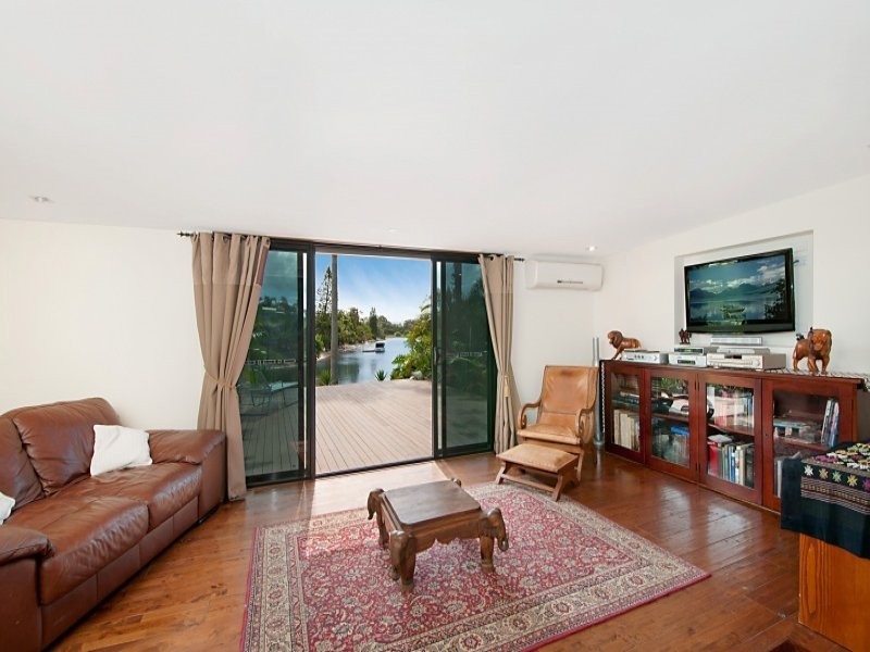 52 Alec Avenue, Mermaid Waters QLD 4218