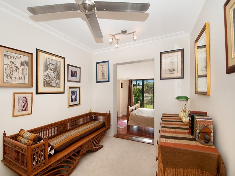 52 Alec Avenue, Mermaid Waters QLD 4218