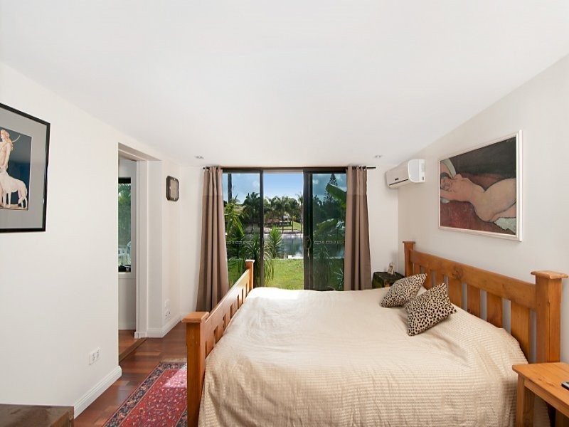 52 Alec Avenue, Mermaid Waters QLD 4218