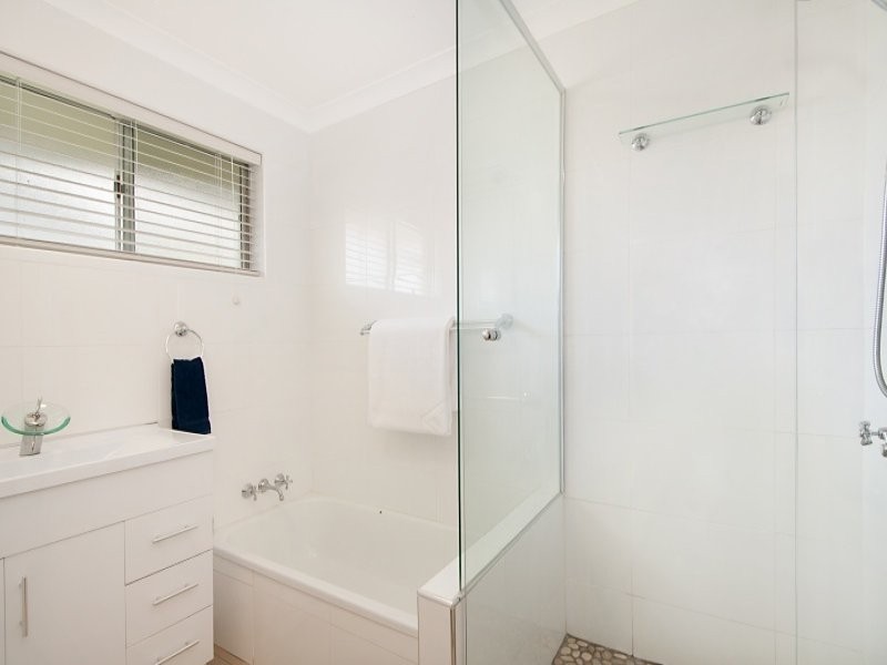 52 Alec Avenue, Mermaid Waters QLD 4218