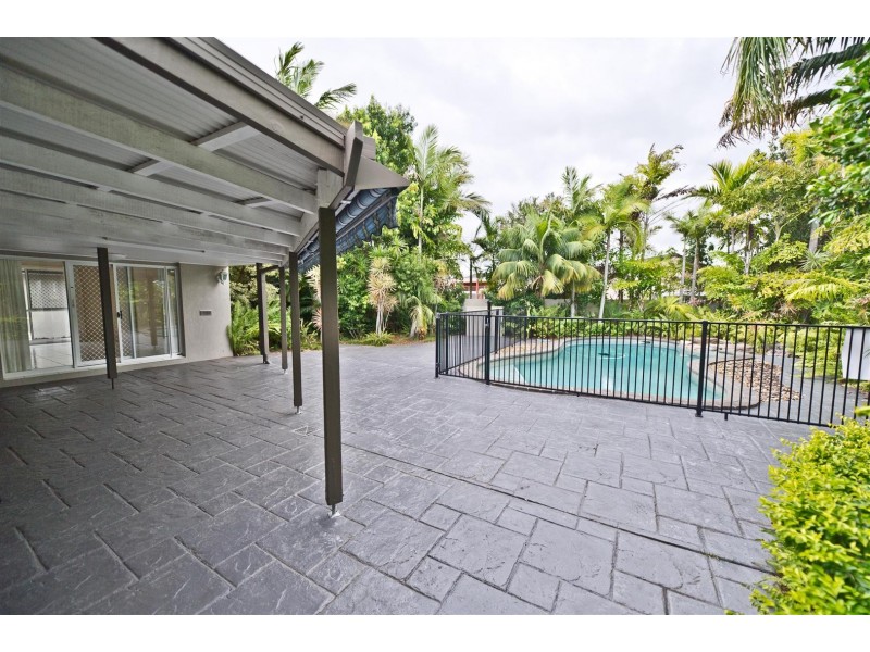 4 Bon Aire Court, Clear Island Waters QLD 4226