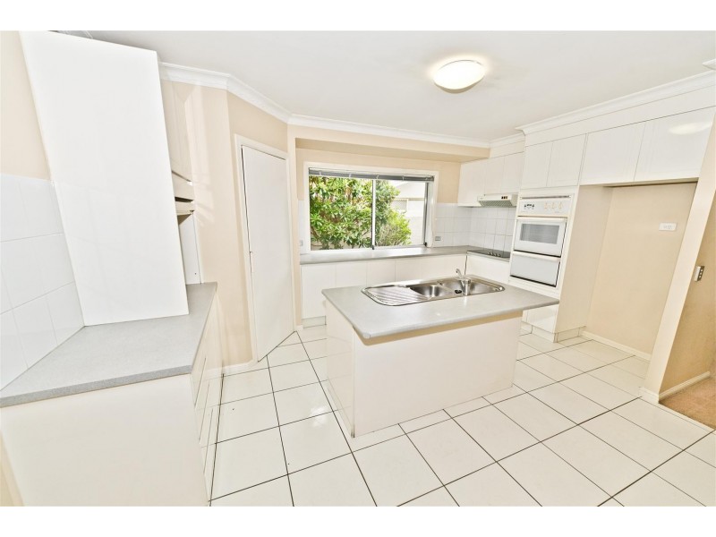 4 Bon Aire Court, Clear Island Waters QLD 4226