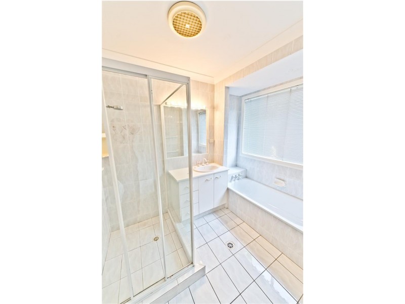 4 Bon Aire Court, Clear Island Waters QLD 4226