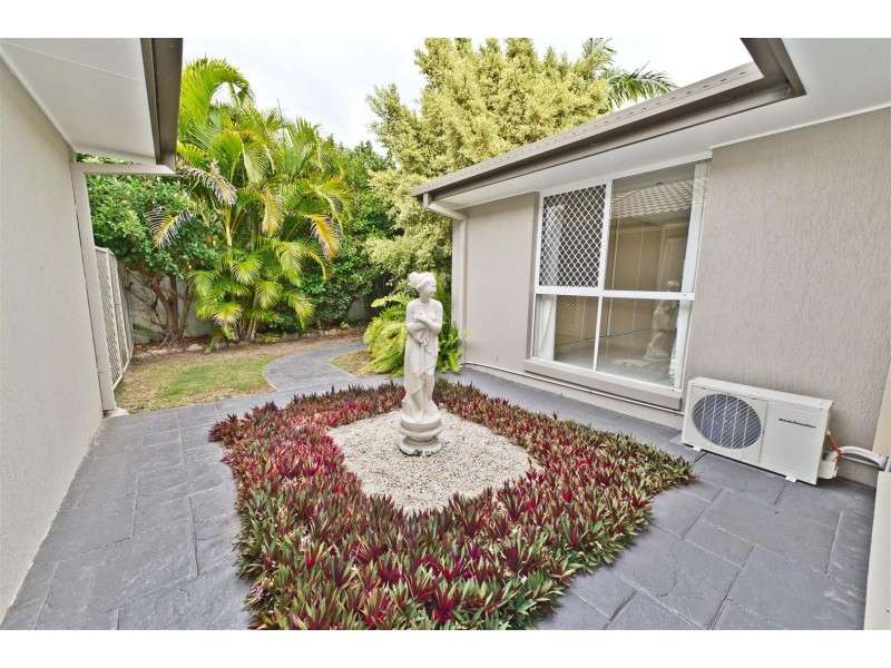 4 Bon Aire Court, Clear Island Waters QLD 4226