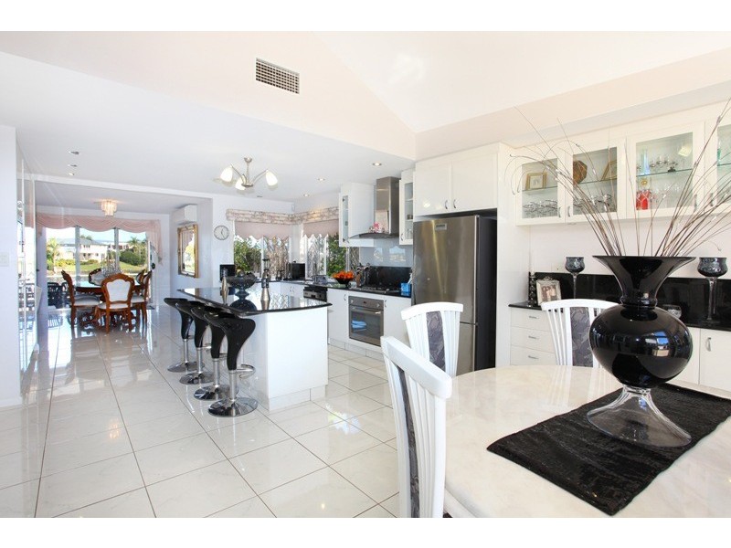 17 San Simeon Drive, Clear Island Waters QLD 4226