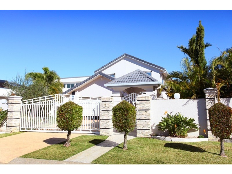17 San Simeon Drive, Clear Island Waters QLD 4226