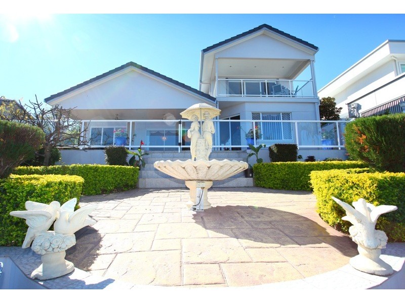 17 San Simeon Drive, Clear Island Waters QLD 4226
