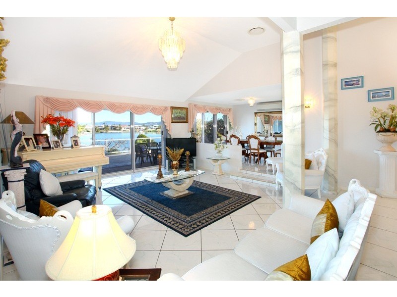 17 San Simeon Drive, Clear Island Waters QLD 4226
