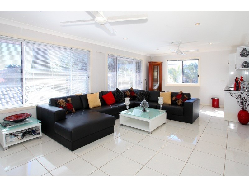 17 San Simeon Drive, Clear Island Waters QLD 4226