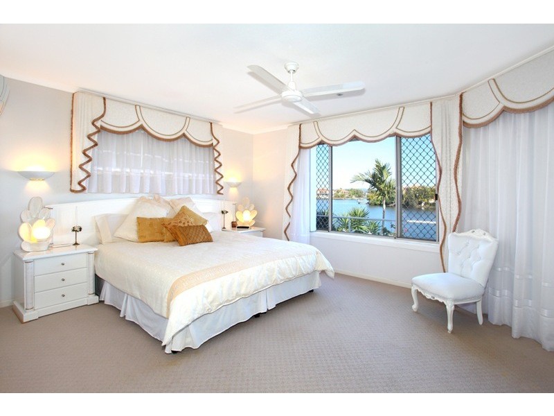 17 San Simeon Drive, Clear Island Waters QLD 4226