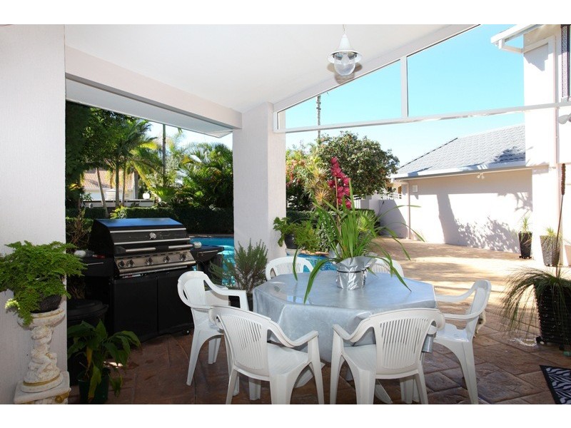 17 San Simeon Drive, Clear Island Waters QLD 4226
