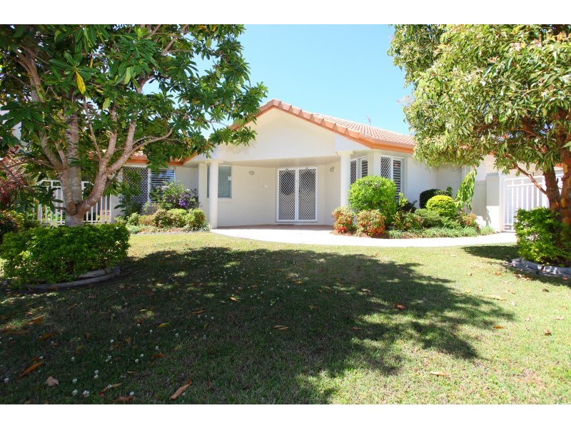 10 Martinique Way, Clear Island Waters QLD 4226