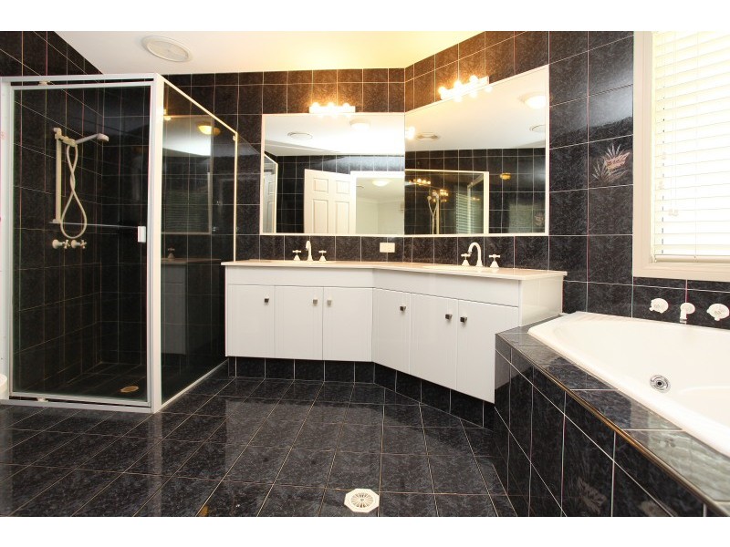 10 Martinique Way, Clear Island Waters QLD 4226