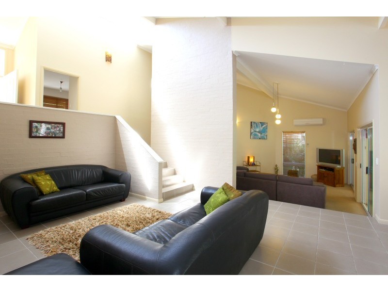 16 Federal Place, Robina QLD 4226