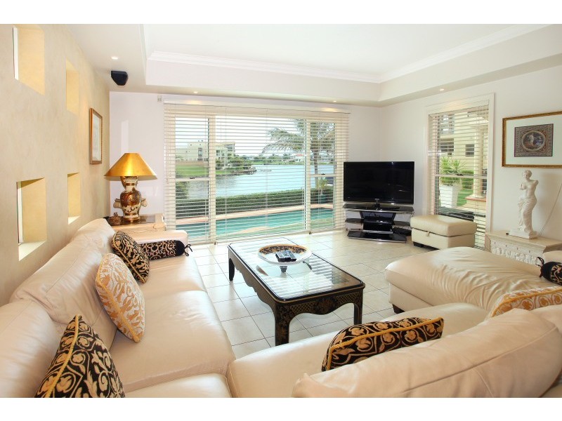 35 Istana View, Clear Island Waters QLD 4226