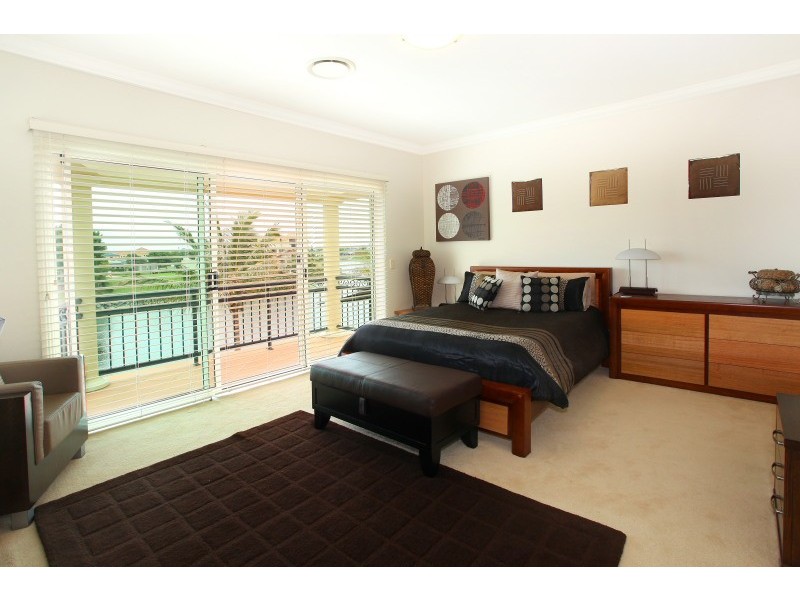 35 Istana View, Clear Island Waters QLD 4226