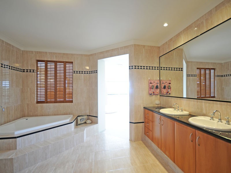 17 Karabella Court, Mermaid Waters QLD 4218